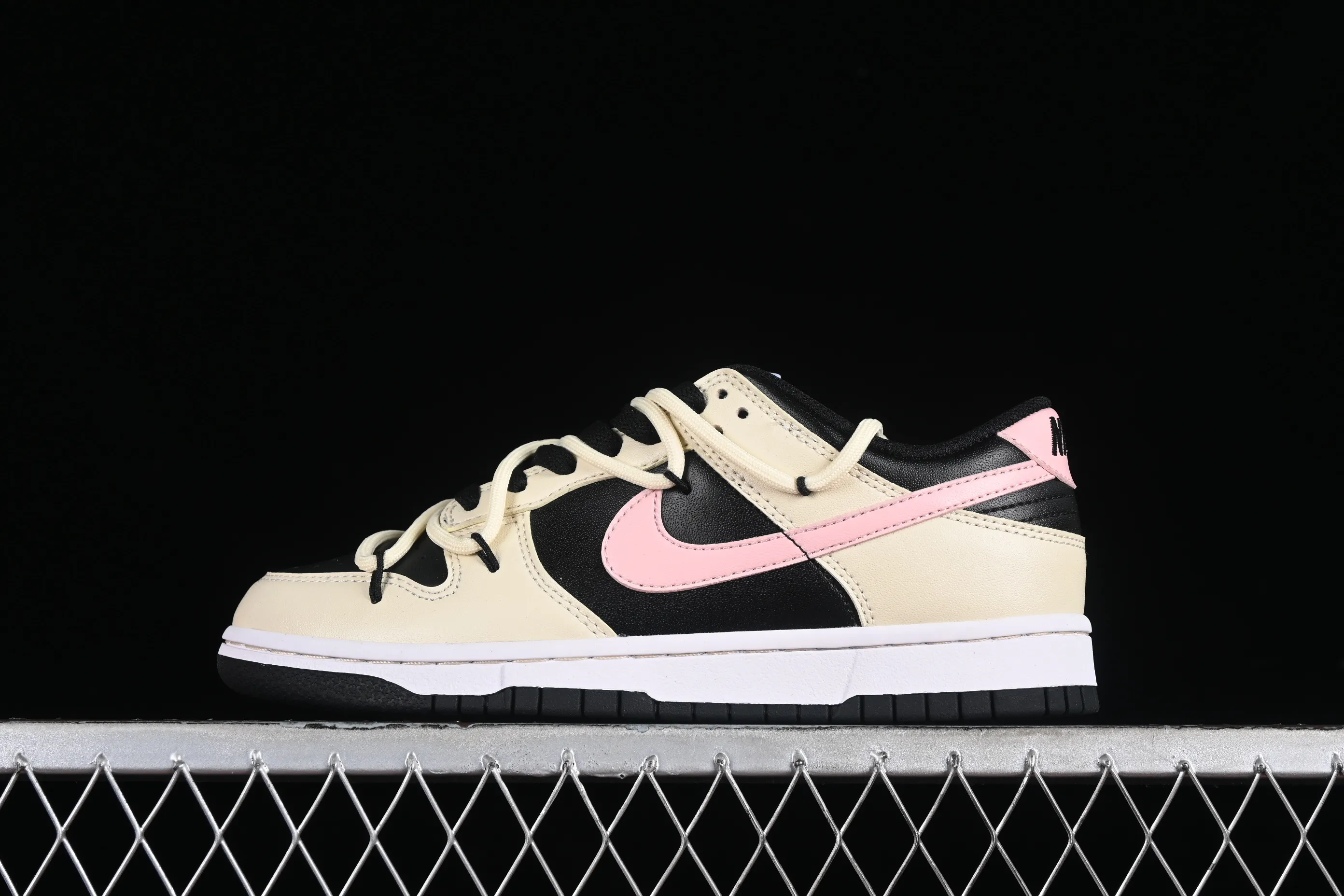 All Categories Nk SB Dunk Series Nk SB Dunk Low Low-top sneakers Nk Dunk Low Steam Puppet-Smoky Rose Black and pink simple SB strap low-top casual sneakers FD1232-001